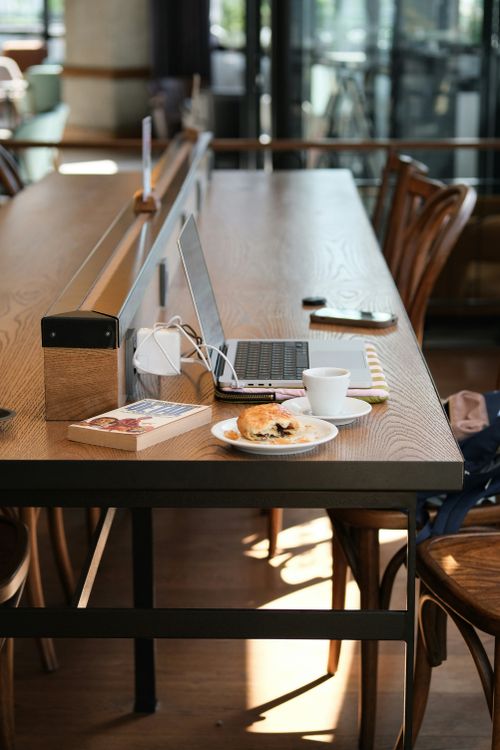 quản lý review airbnb