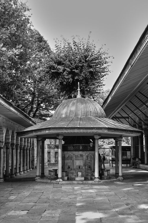 Free Black and white photo of an Ottoman-style courtyard in Istanbul, highlighting architectural details. Stock Photo
