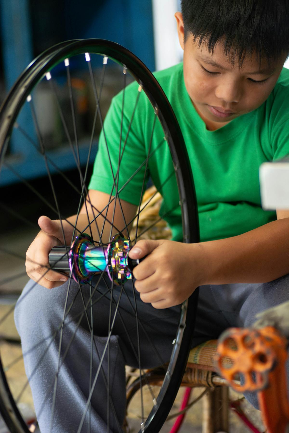 Meccanico controlla una ruota di bicicletta in officina con attrezzi