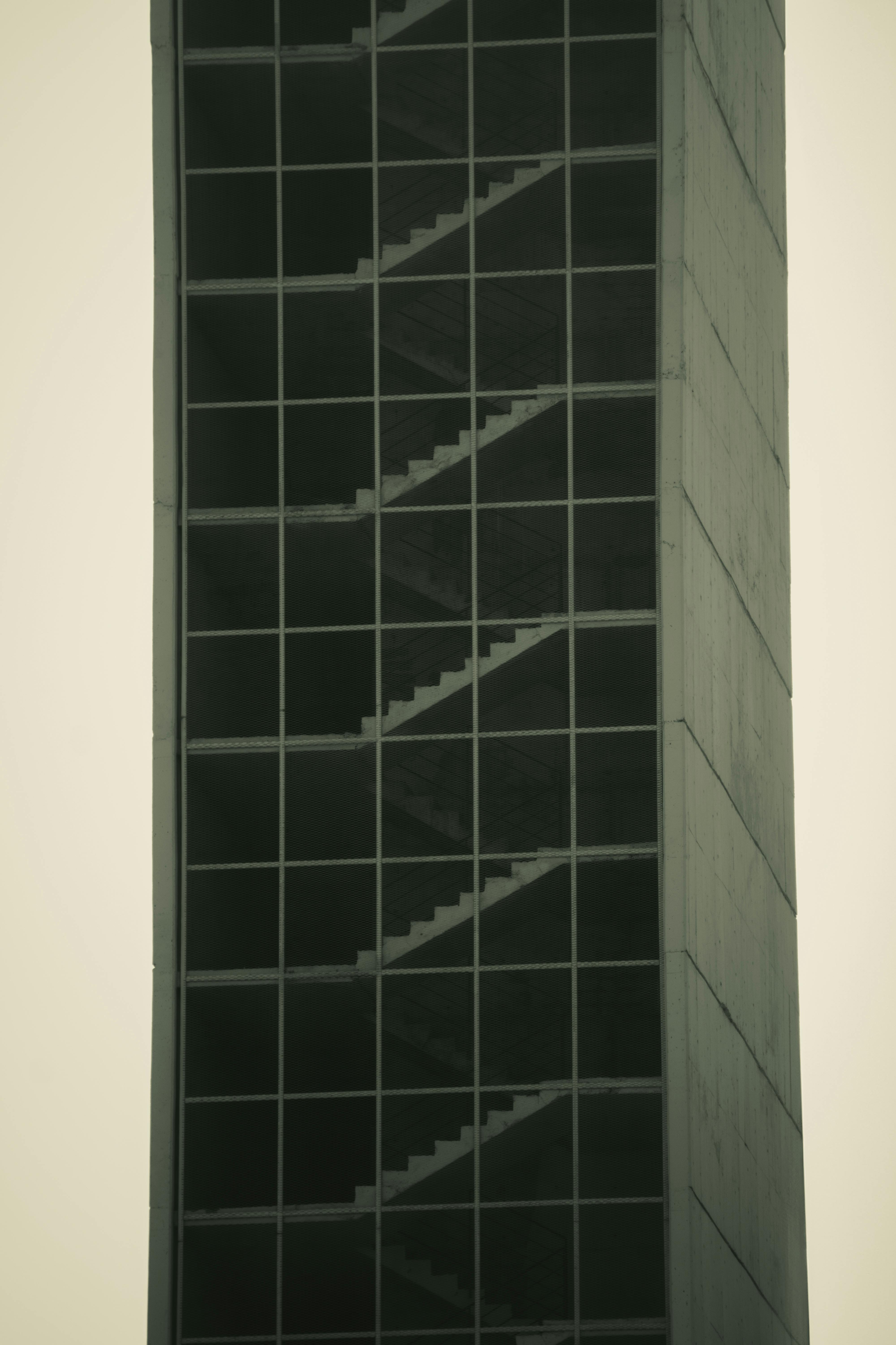 Gratuit Prim-plan al unui zgârie-nori modern cu un design geometric al scărilor. Fotografie de stoc