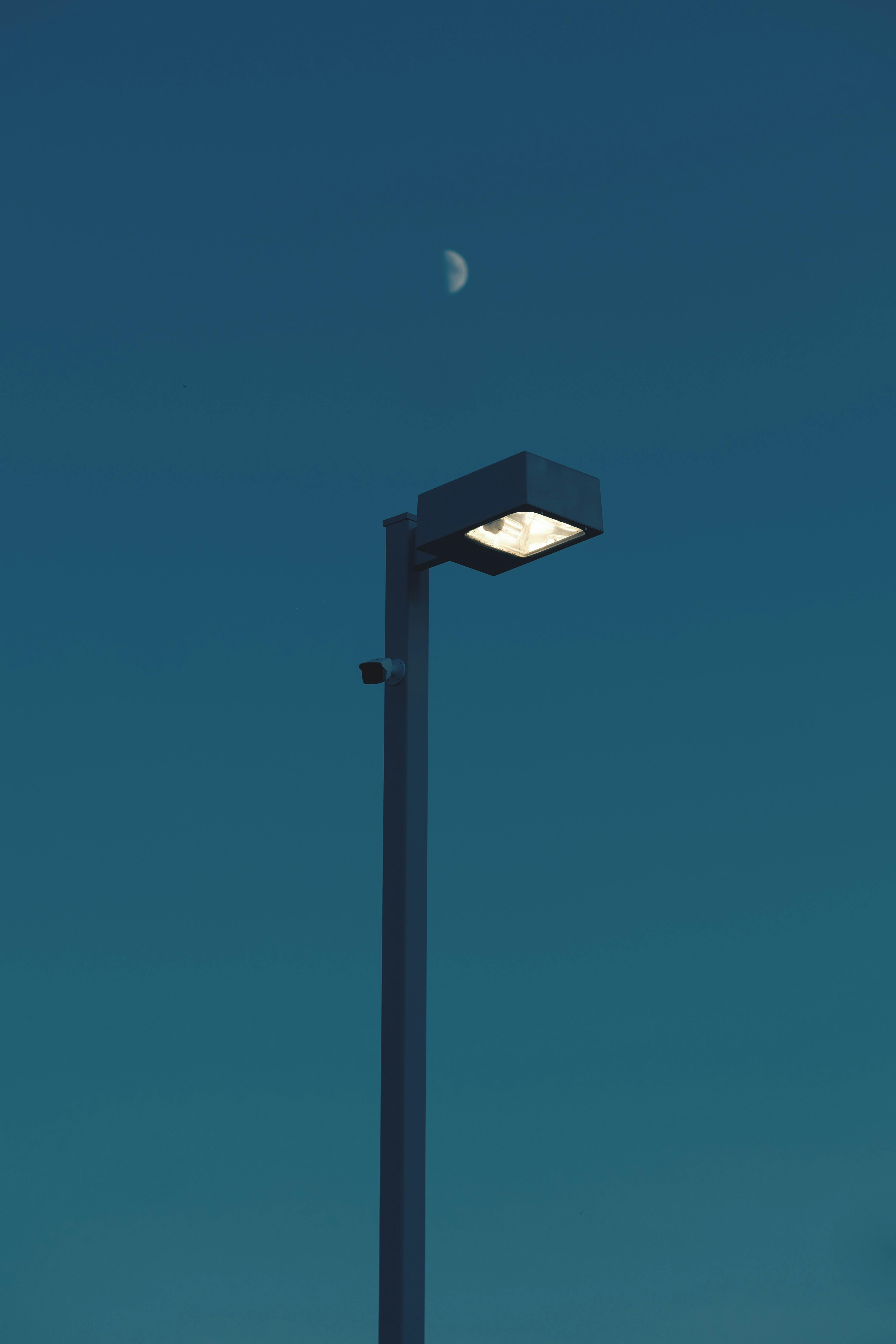 Zadarmo Pokojný záber pouličnej lampy pod mesačnou oblohou vo Waterloo v Kanade. Fotka z fotobanky