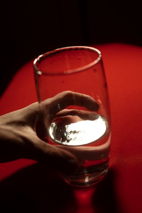 Free Человек, держащий прозрачный стакан для питья Stock Photo