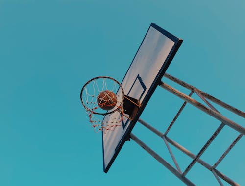 Basket Ball Et Panneau Sous Le Ciel Bleu