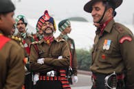 在庆祝活动中，穿着制服的印度士兵分享着笑声，展现了友情与爱国主义