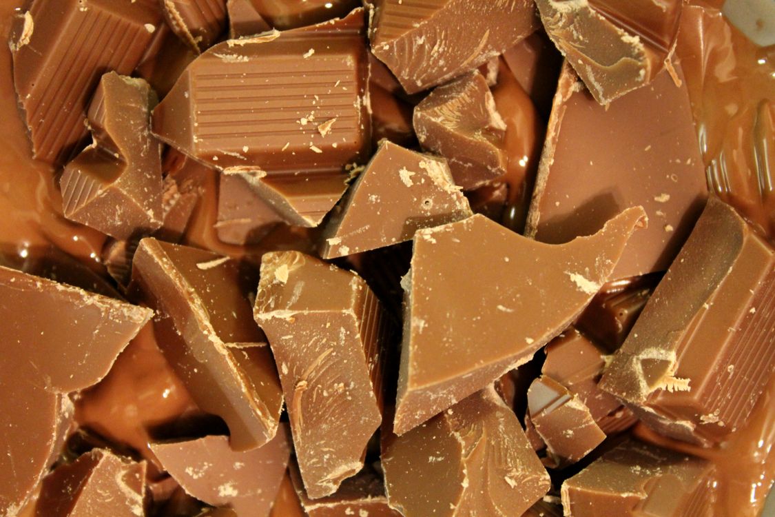 Gratis Stockfoto Van Brokken Chocolade Delen gratis-stockfoto-van-brokken-chocolade-delen