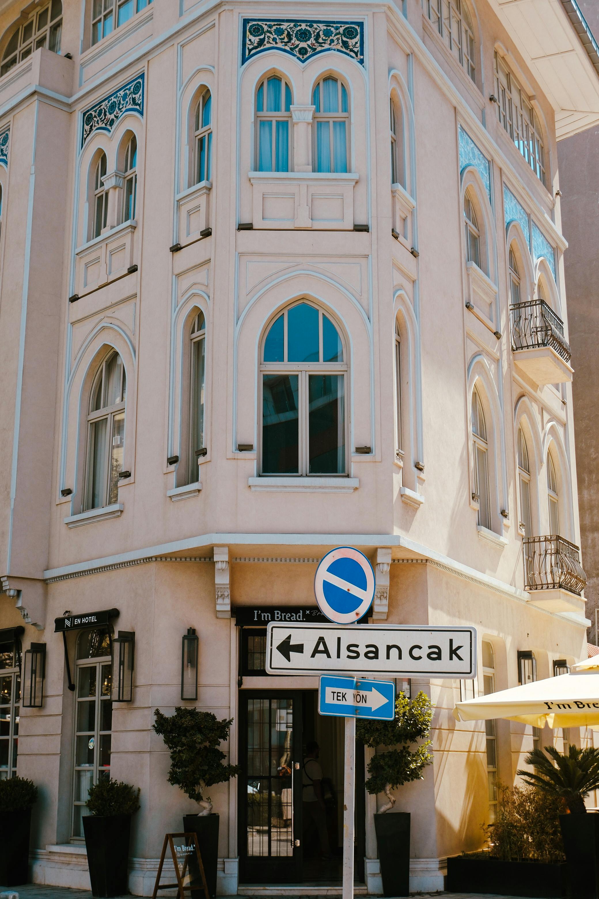 Ücretsiz İzmir Alsancak'ta süslü mimarisi ve dikkat çekici tabelasıyla şirin bir köşe. Stok Fotoğraflar