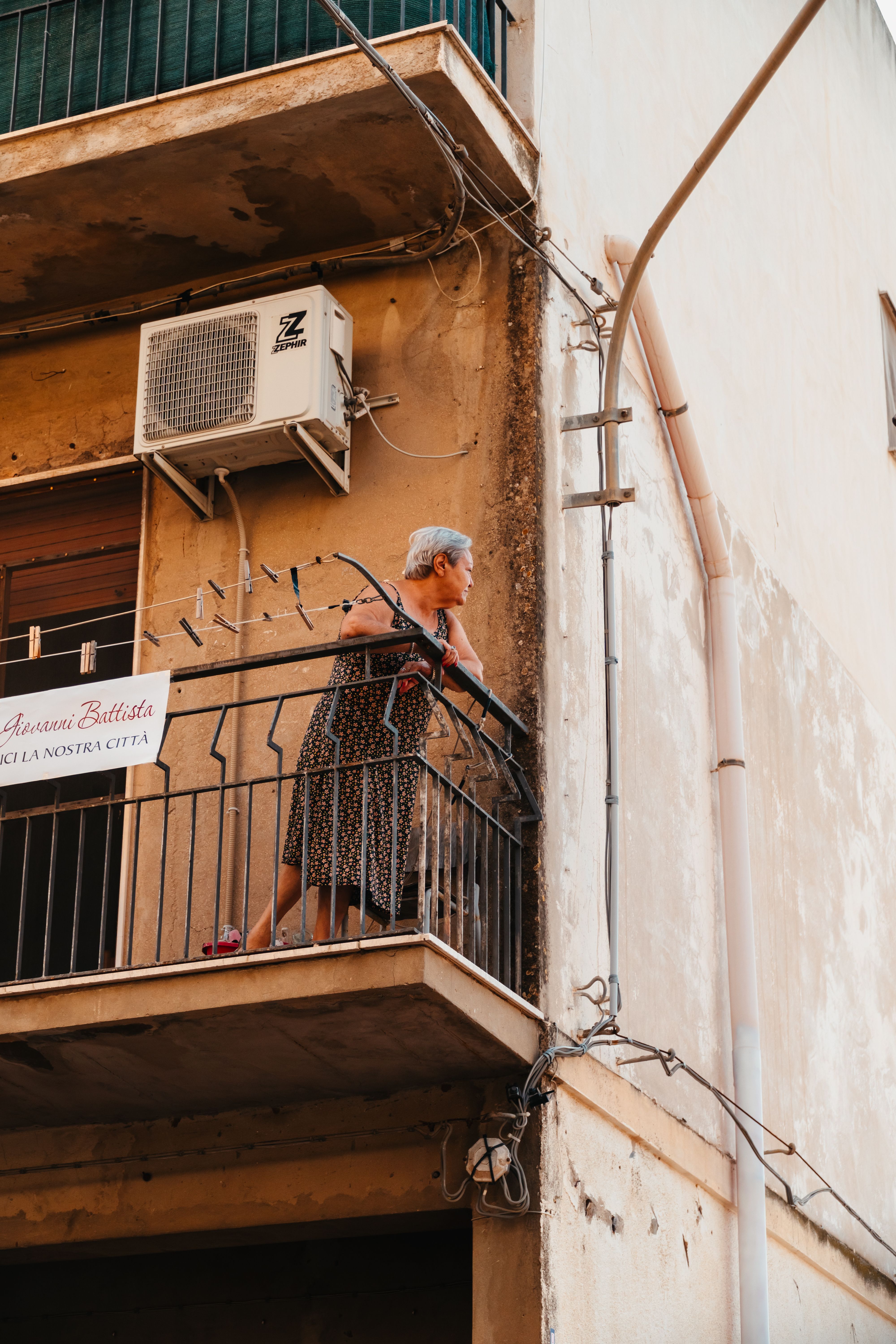 Donna senior fotografata in Sicilia