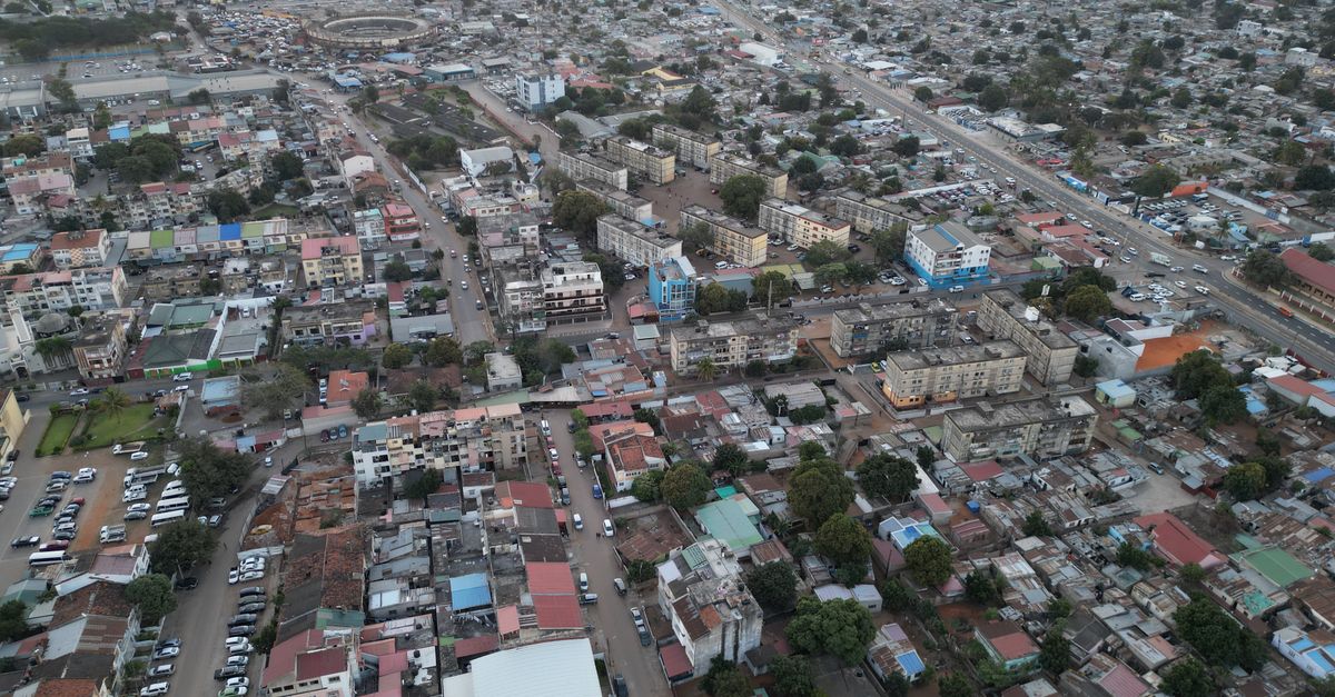 Una vista aérea que captura el paisaje urbano de Maputo, Mozambique, mostrando edificios residenciales y comerciales. Una vista aérea que captura el paisaje urbano de Maputo, Mozambique, mostrando edificios residenciales y comerciales.
