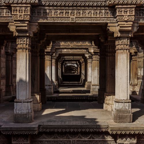 Free Explore the detailed stone carvings and arches of the historic Adalaj Stepwell in Ahmedabad, India. Stock Photo