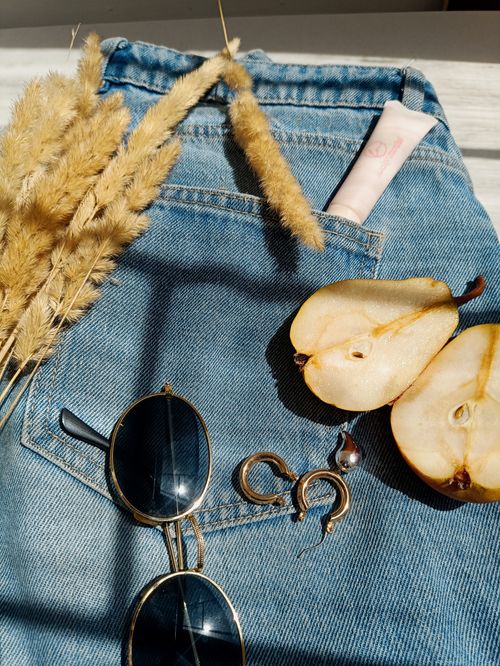 Free Elegant flat lay showcasing denim with sunglasses, pear slices, and dried grass. Stock Photo