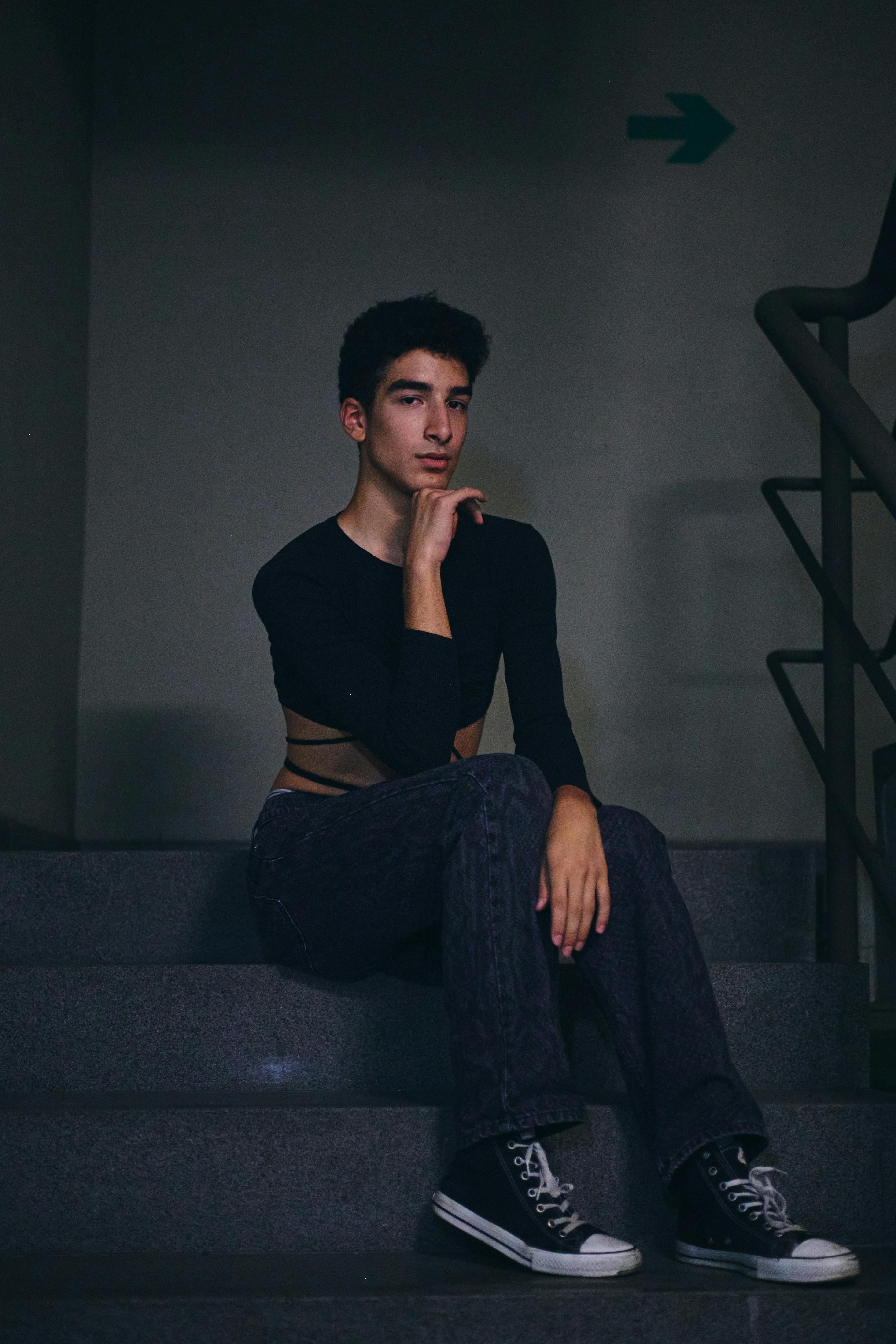 Gratis En stilfuld ung mand poserer eftertænksomt på en indendørs trappe i Istanbul. Lagerfoto