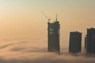 迪拜摩天大楼在黎明施工期间从浓雾中显现的鸟瞰图