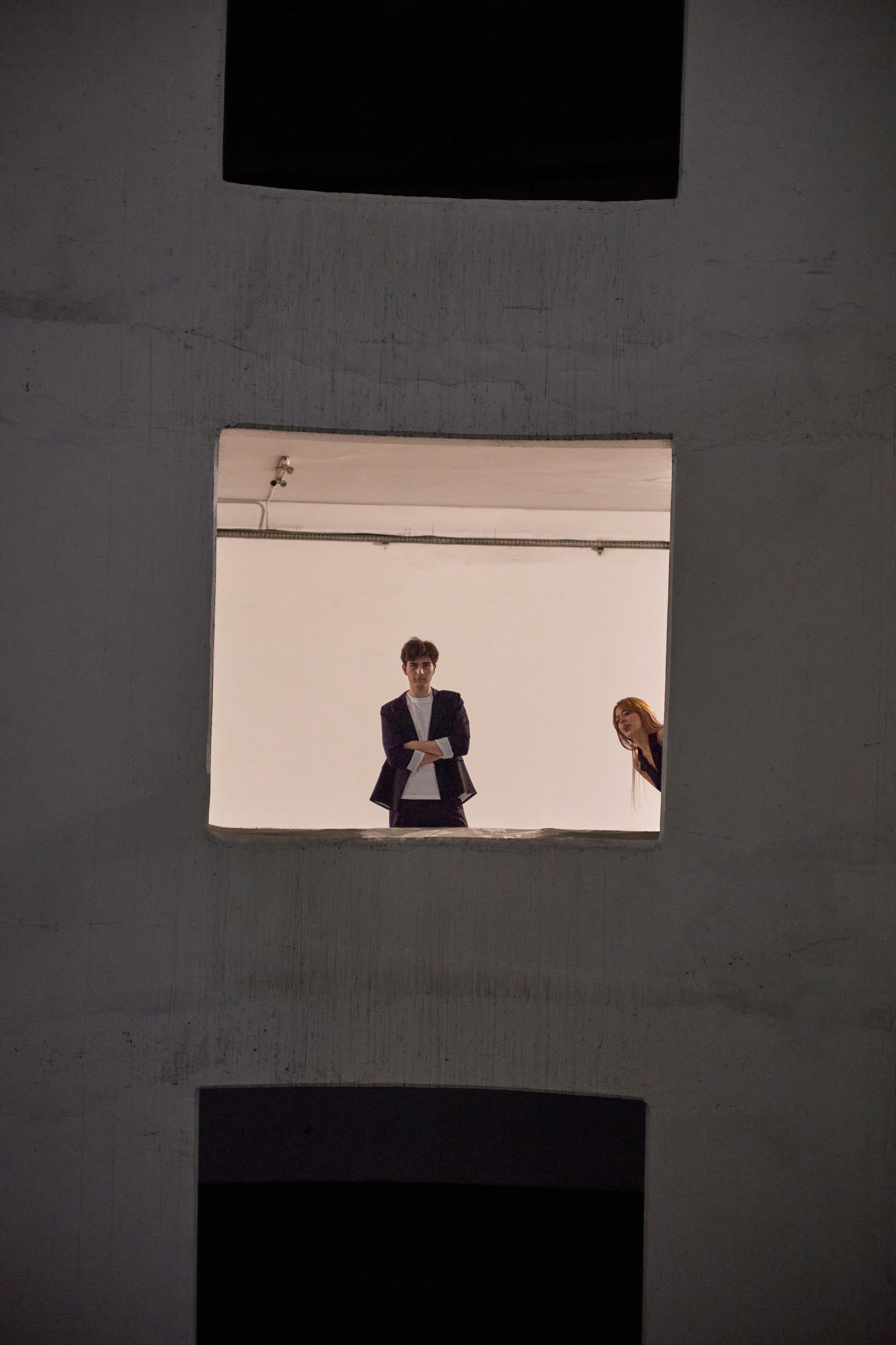 Kostenlos Ein einzigartiges urbanes Porträt an einem Fenster mit zwei Models in einer modernen Umgebung in Istanbul, Türkei. Stock-Foto