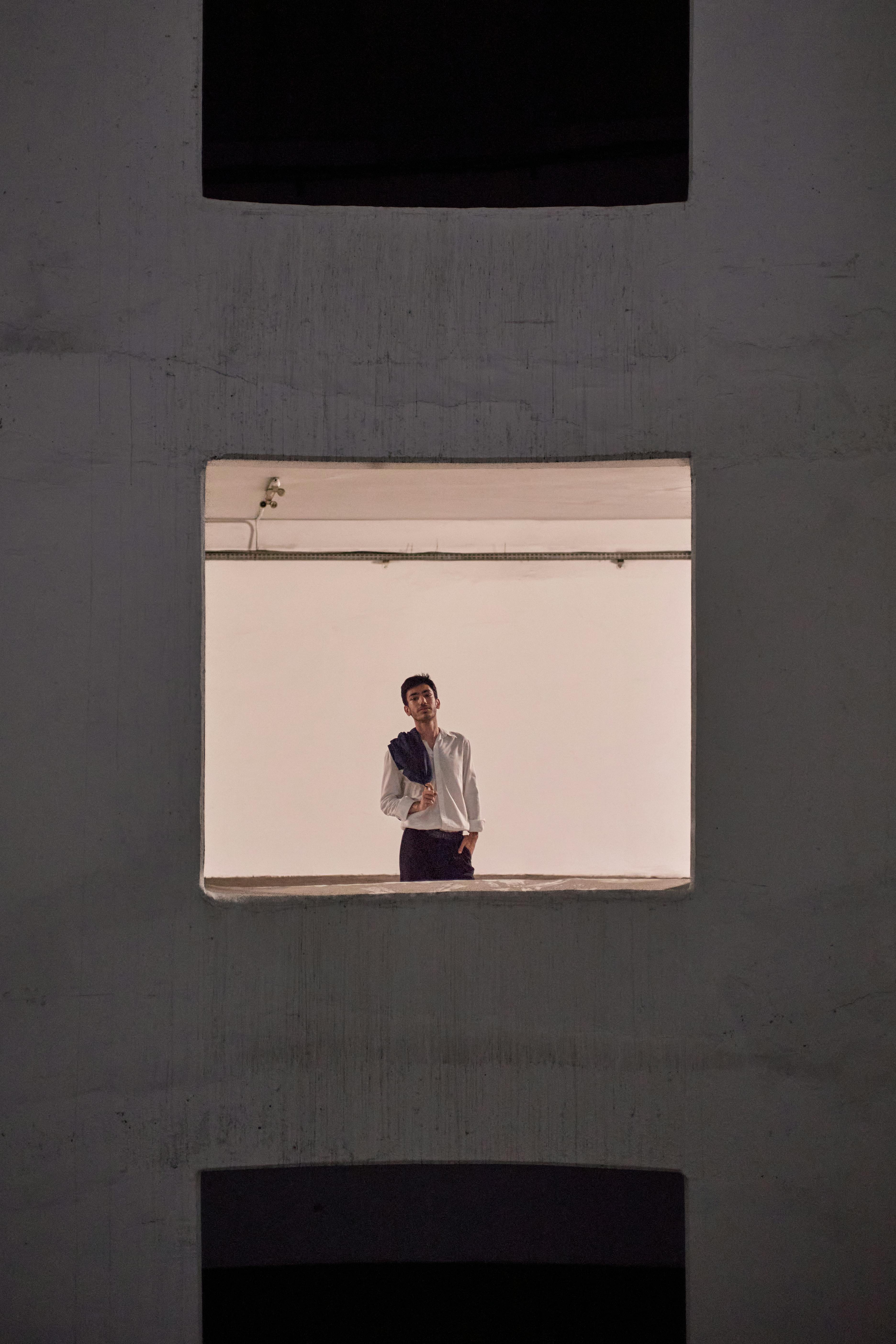 Zadarmo Módny mladý muž v mestskom prostredí pózuje v okennom ráme. Zachytené v Istanbule v Turecku. Fotka z fotobanky