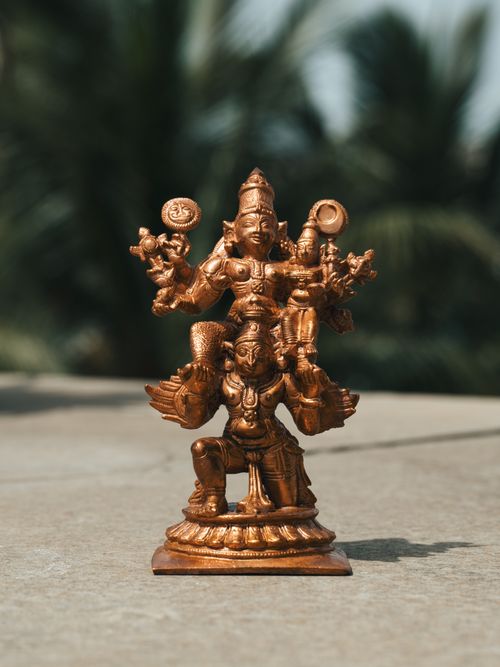 Free Detailed bronze Hindu deity statue captured outdoors with natural light in Bengaluru. Stock Photo