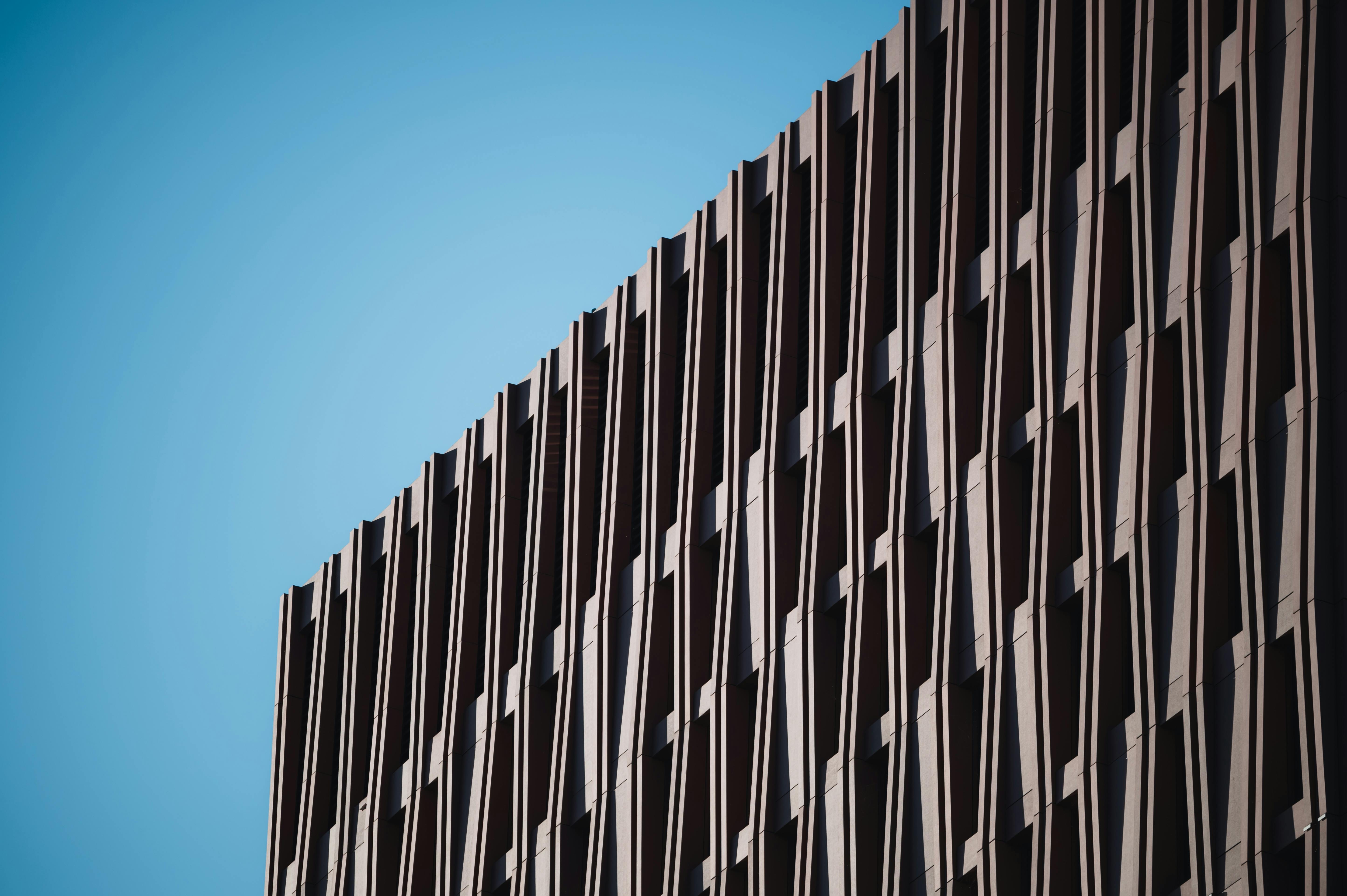 Gratuit Prim-plan al fațadei unei clădiri moderne din Hamburg, Germania, sub un cer albastru senin. Fotografie de stoc