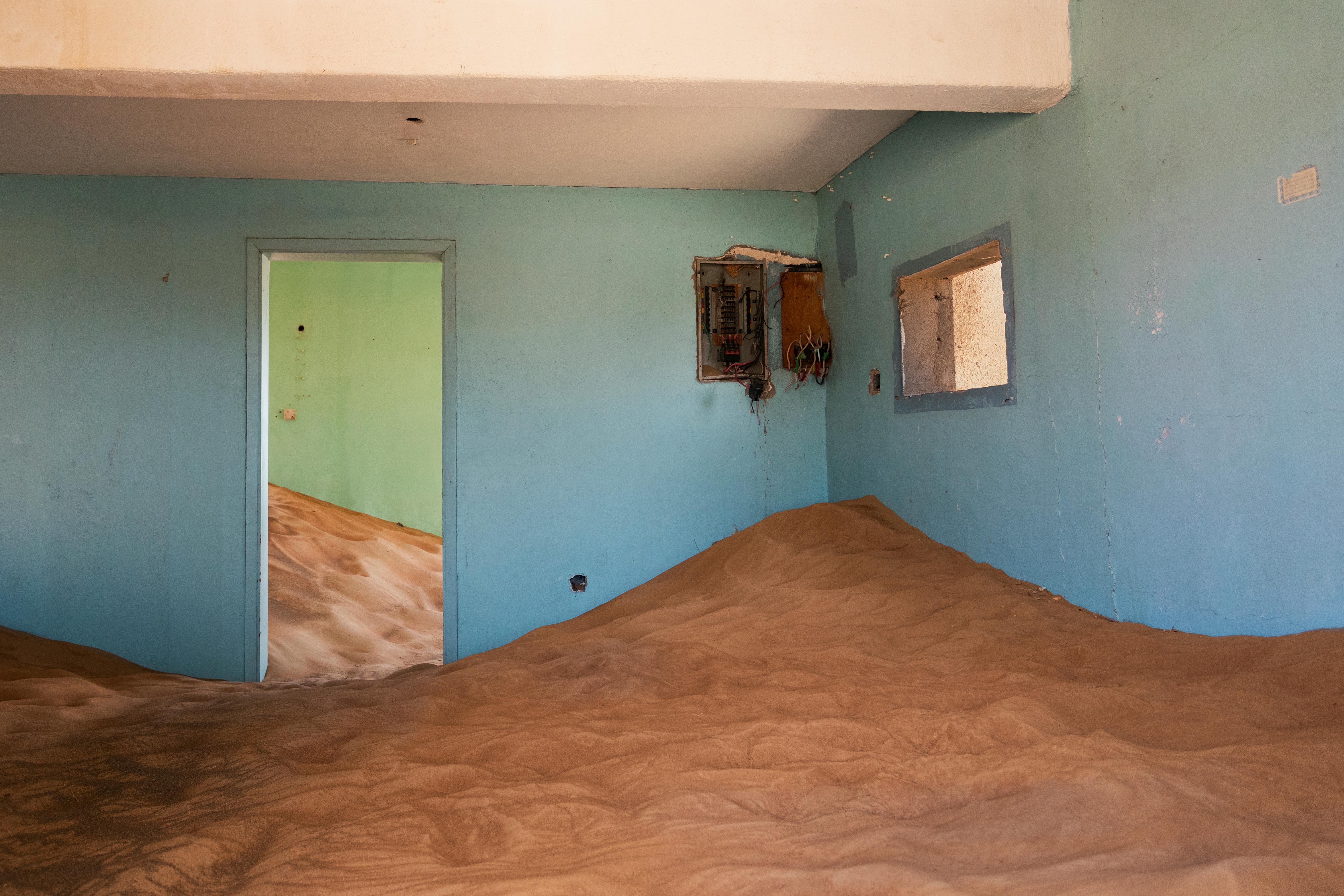 Kostenloses Stock Foto zu sand, verlassen, verlassene gebäude, wände