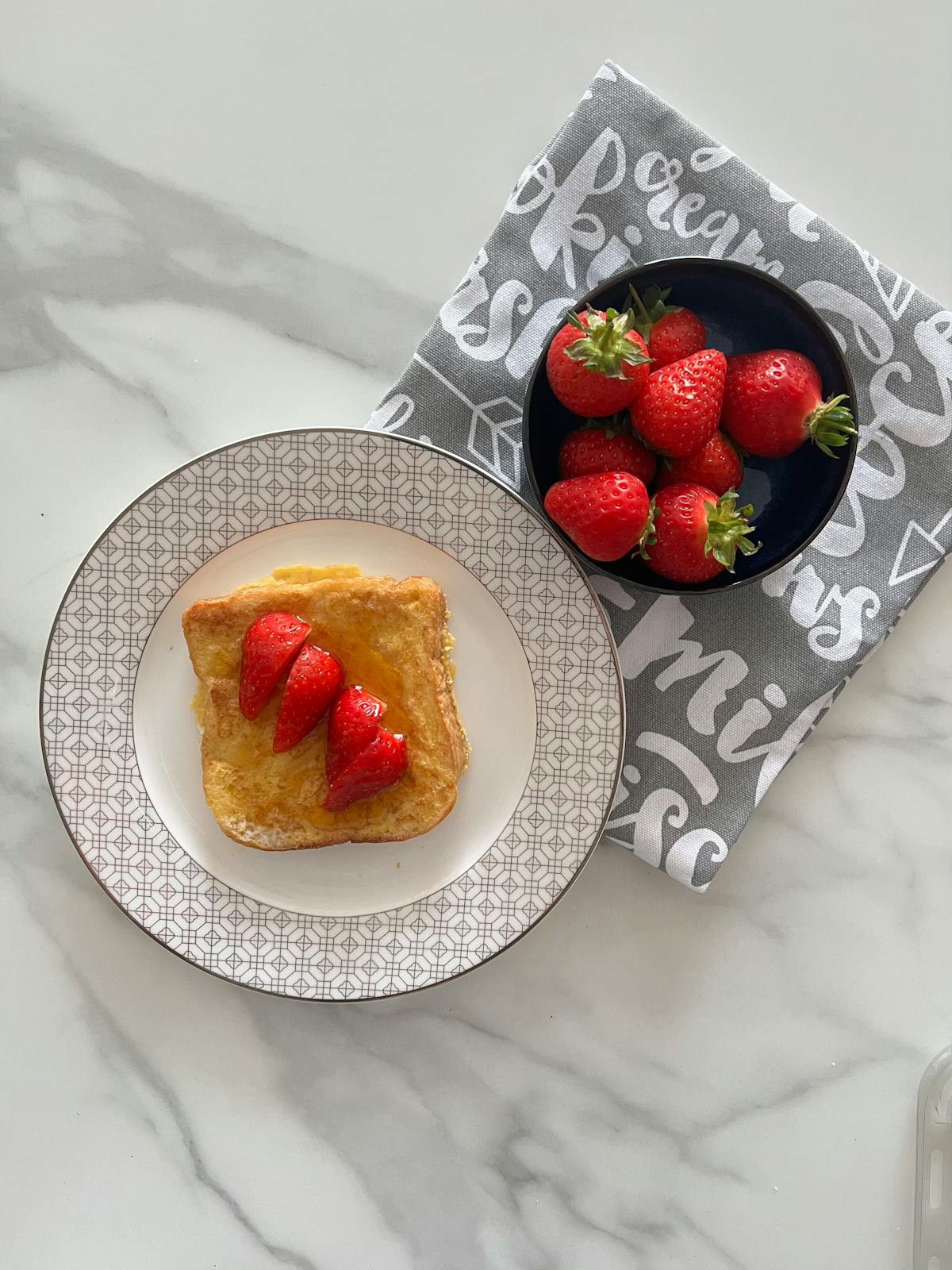 Primo piano di fragole fresche ricoperte da una glassa lucida