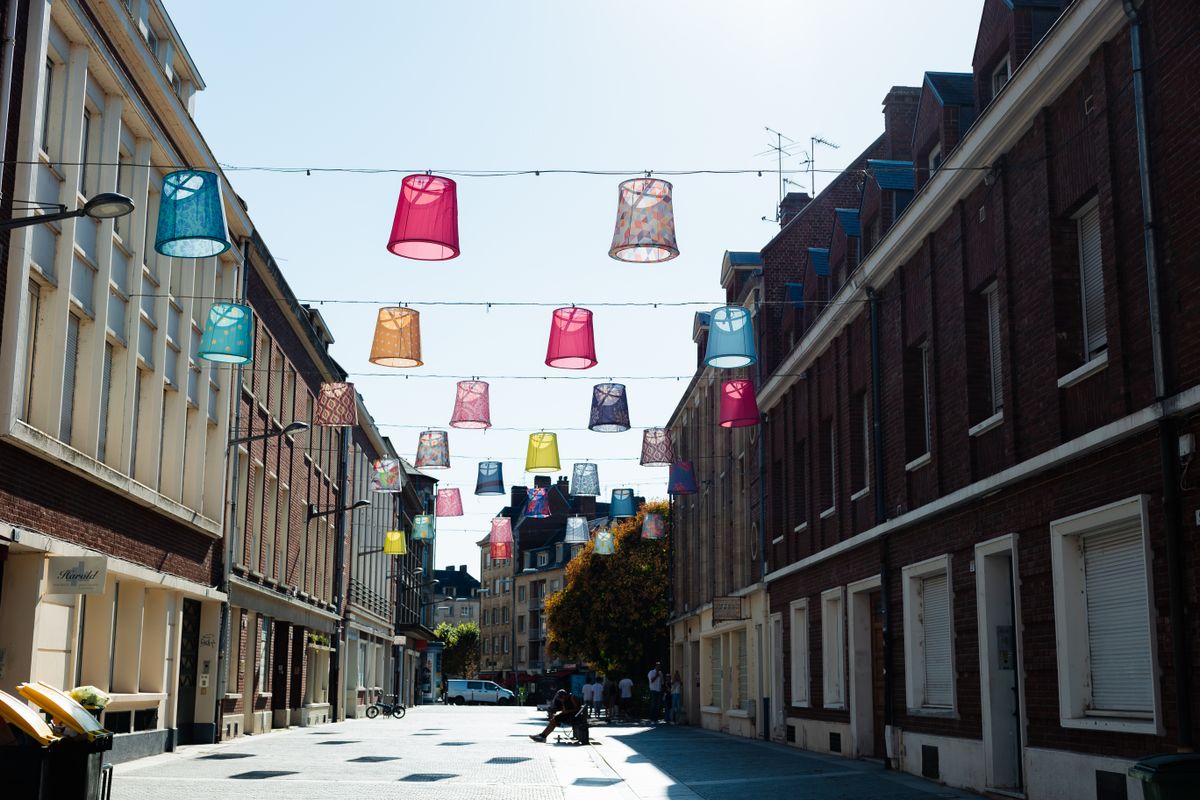 Lampions colorés suspendus dans une rue d'Amiens