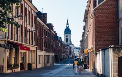 Clocher Historique D'amiens – Vue De La Rue Avec Bâtiments En Briques Rouges