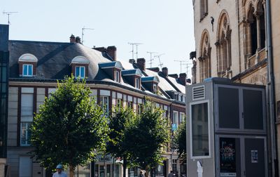 Paysage de rue pittoresque à Amiens, en France, présentant l'architecture européenne classique.