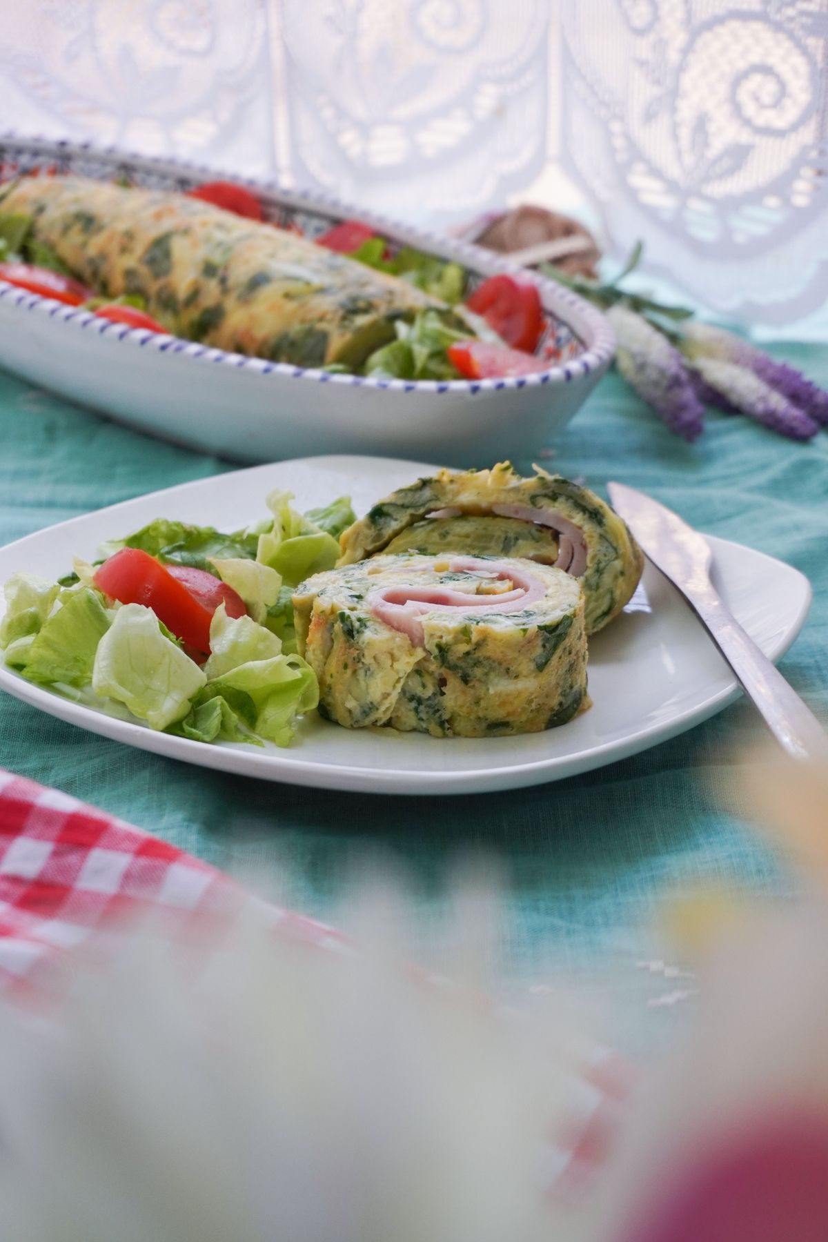Omelette roulée au saumon fumé et fromage frais