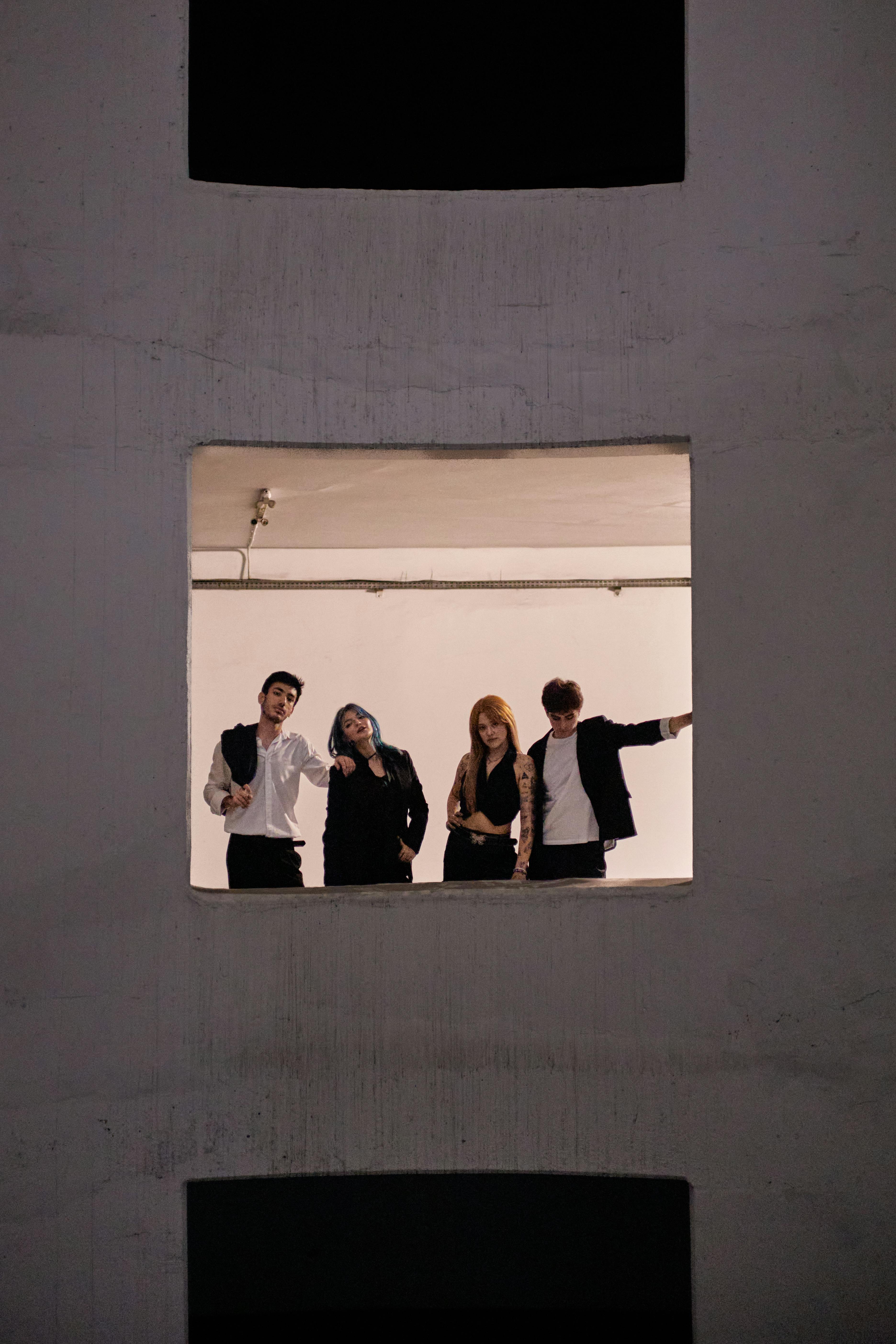 Kostnadsfria Fyra stilfulla individer inramade i en minimalistisk urban miljö i Istanbul. Stock foto