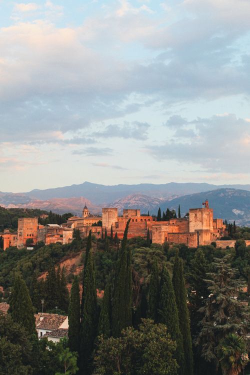 La Alhambra de Granada al atardecer con Sierra Nevada al fondo