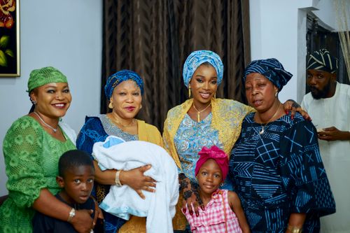 Free Joyful family celebrates together in colorful African clothing indoors. Stock Photo