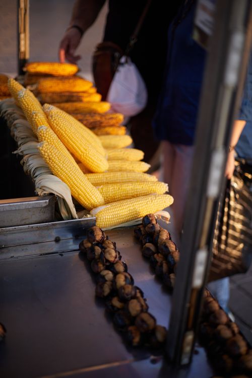 Free A vibrant street food stall in İstanbul selling freshly grilled corn and roasted chestnuts. Stock Photo
