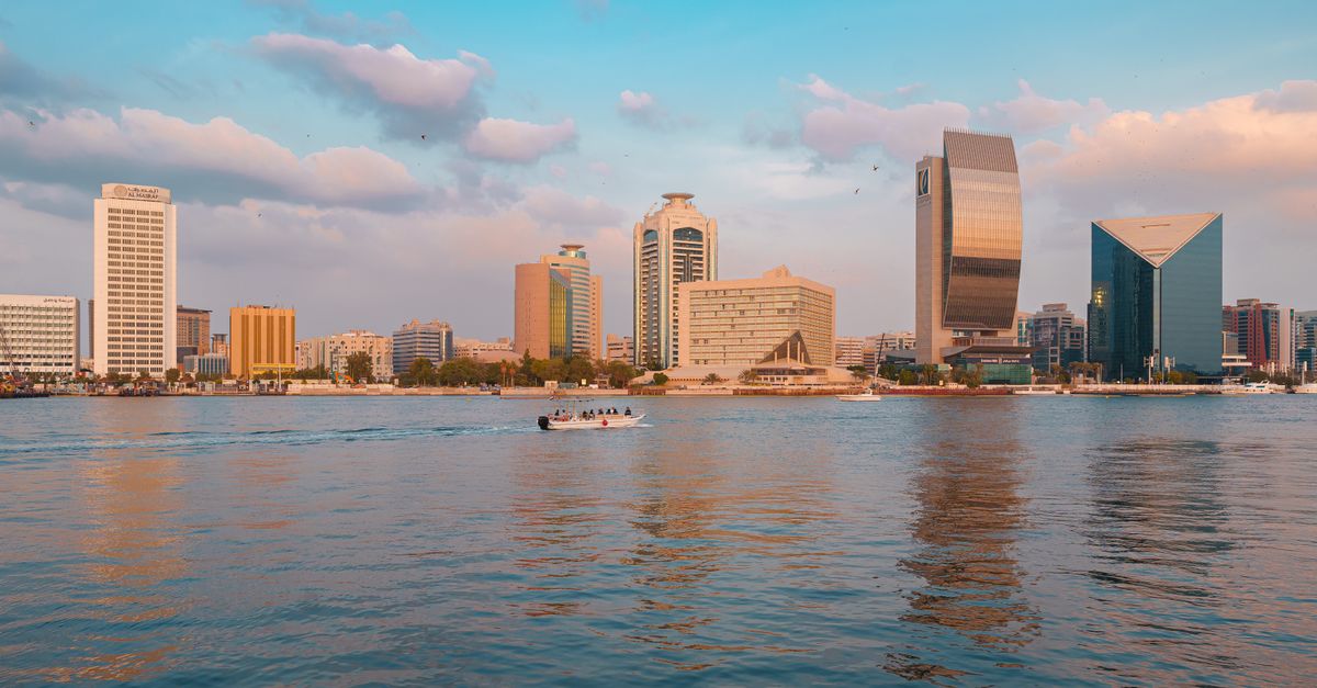 Viajero usando una eSIM en Baréin frente al skyline de Manama