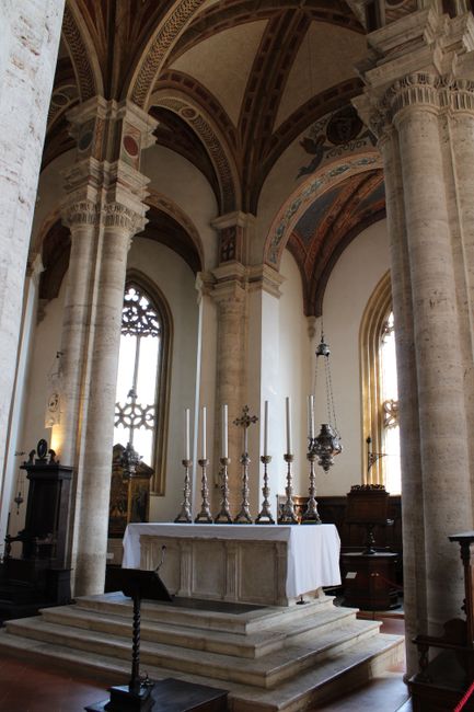 Fotomural Hermoso interior de iglesia de estilo gótico con un altar detallado y arcos altos.
