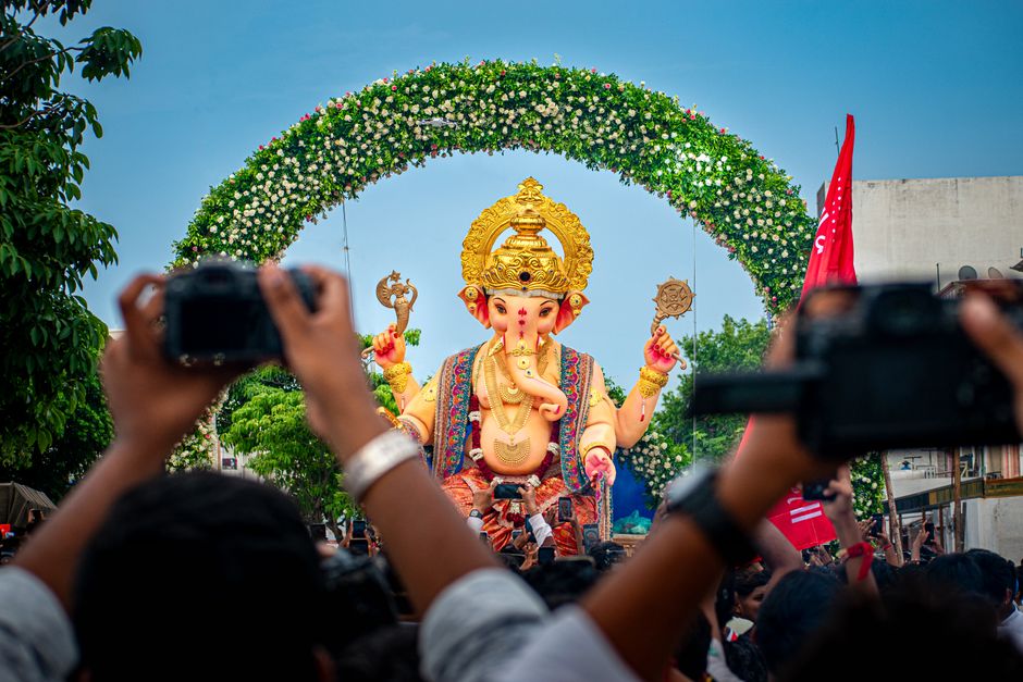 CCTV Captures Theft of Ganesha Idol from Bengaluru Roadside Stall