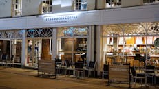 诺里奇有一家舒适的星巴克咖啡馆，晚上有户外灯光和座位