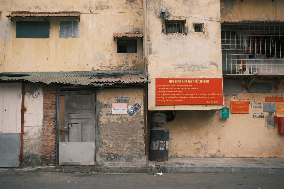 Narrow alleyway (hẻm) in a Vietnamese city with a street sign