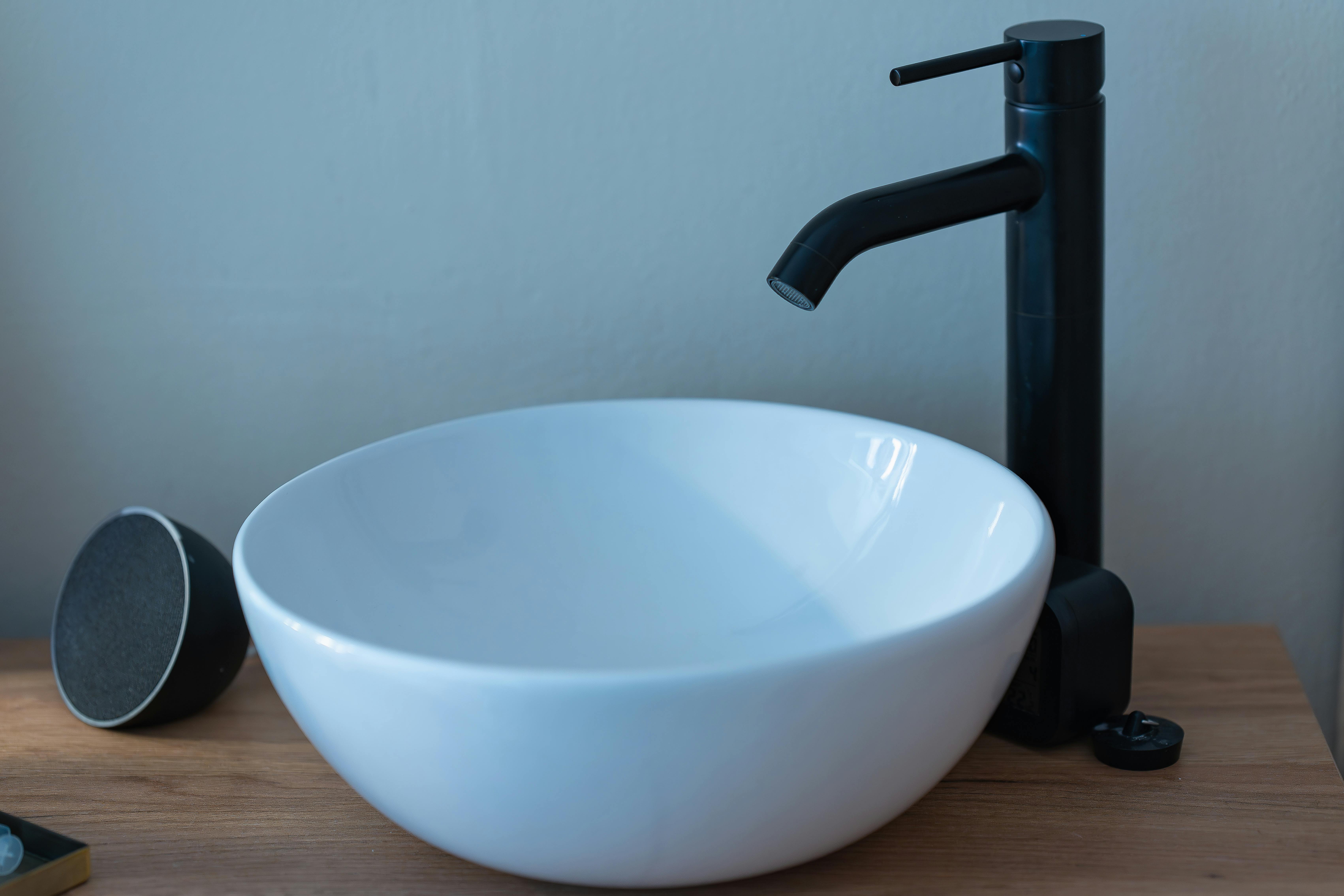 Nowoczesna łazienka z zabudowanym stelażem WC i białymi płytkami, wskazująca miejsce potencjalnych hałasów instalacyjnych