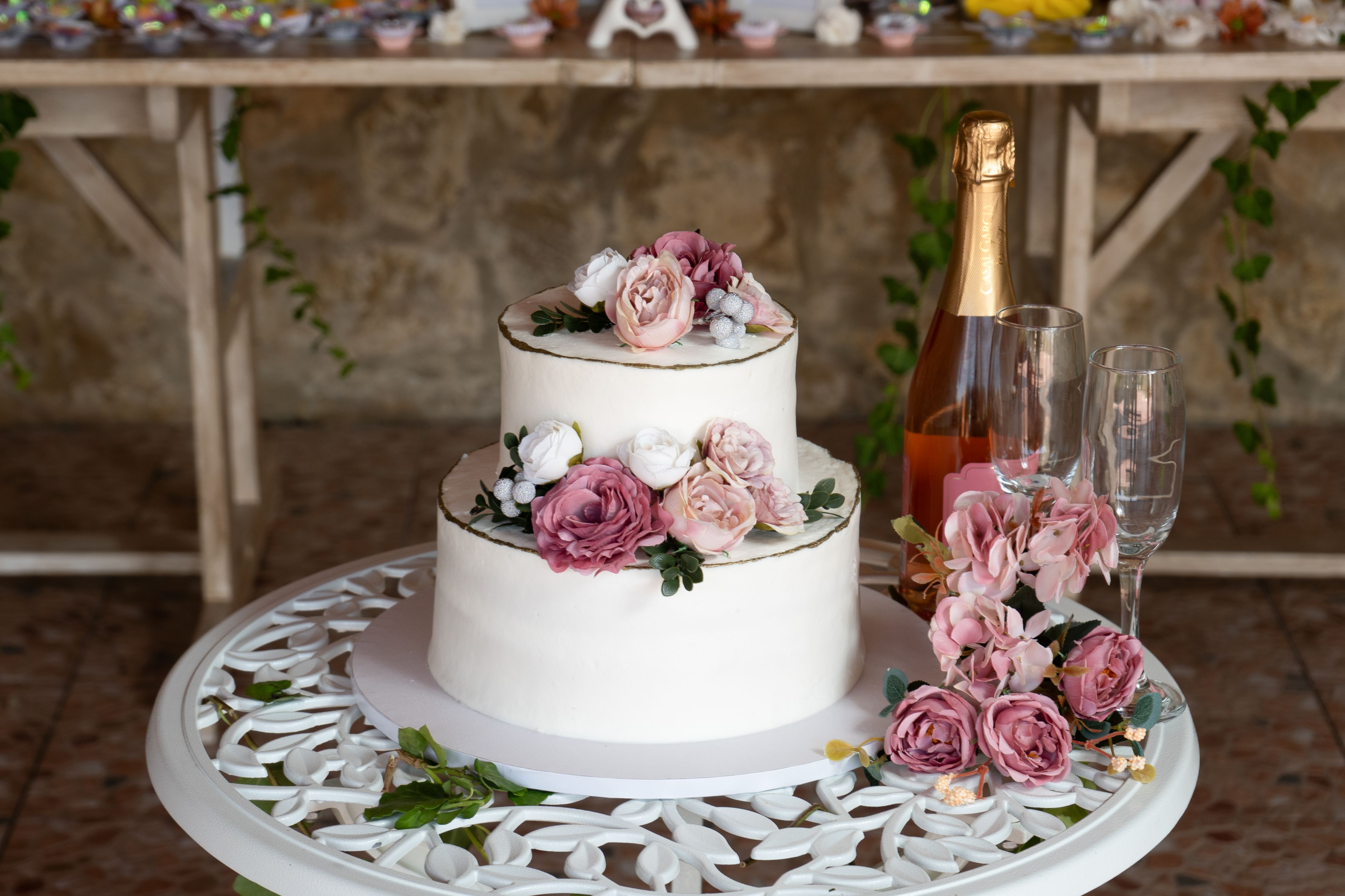 Kunstvolle Hochzeitstorte mit floraler Dekoration