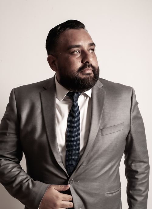 Free Portrait of a bearded businessman in a gray suit looking confidently to the side. Stock Photo