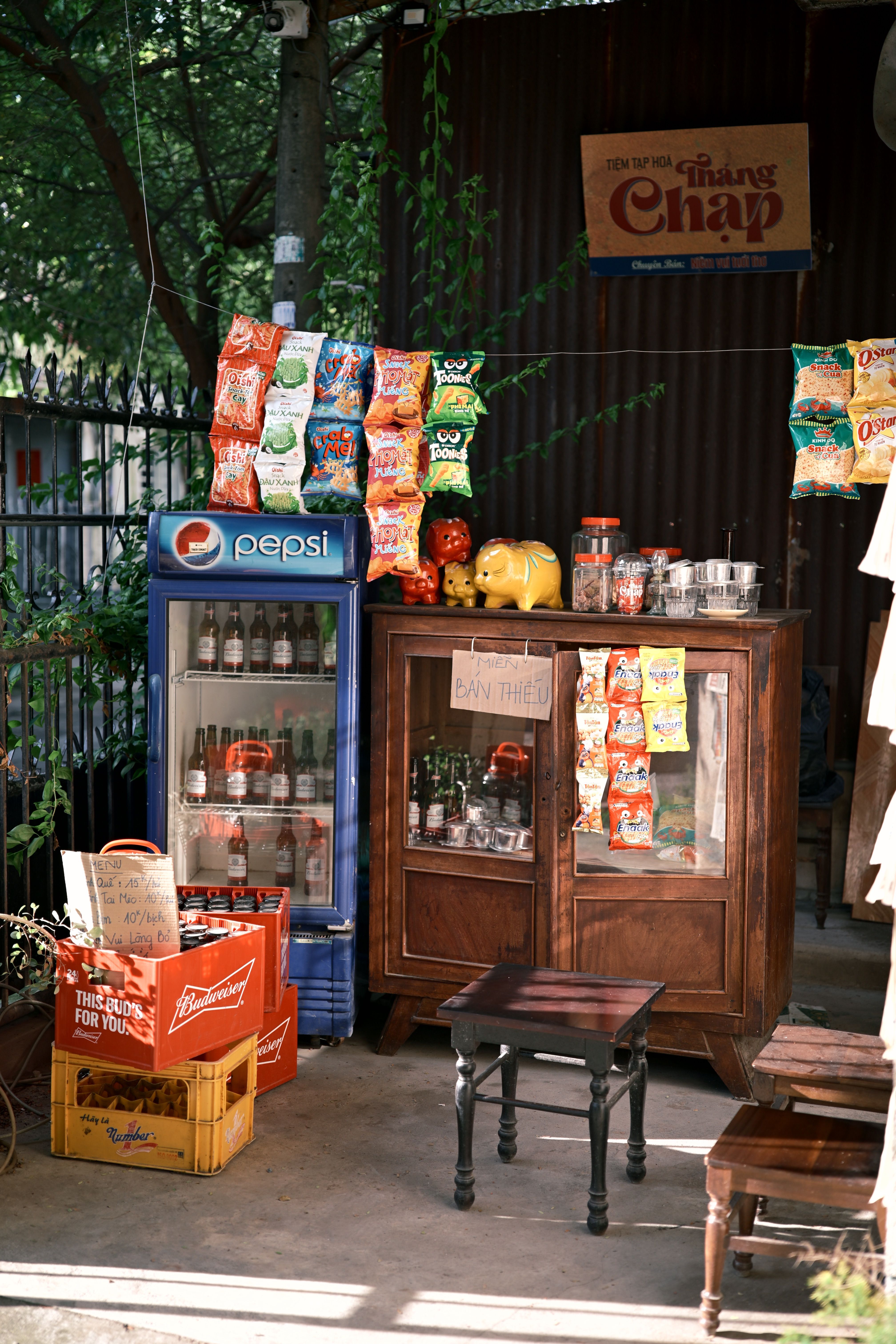 Rustic Outdoor Snack Booth with Vintage Decor · Free Stock Photo