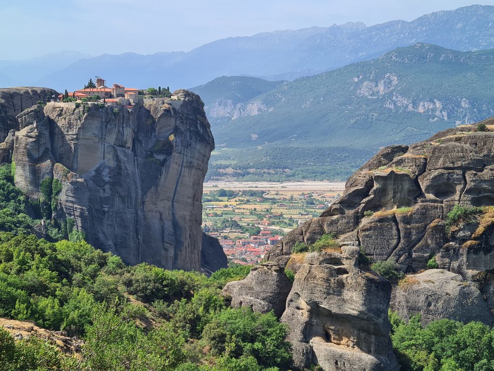 Mănăstirile Meteora din Grecia, cocoțate pe vârfuri de stâncă