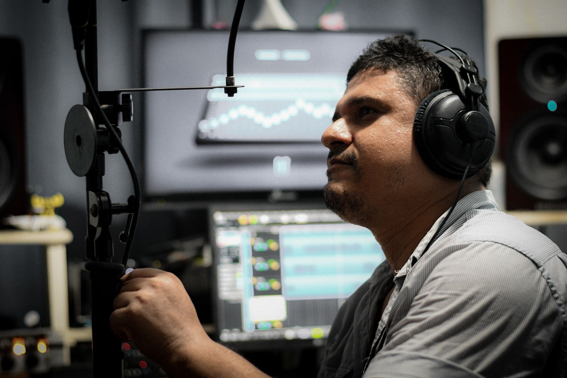 Ingénieur du son en studio avec casque et console de mixage