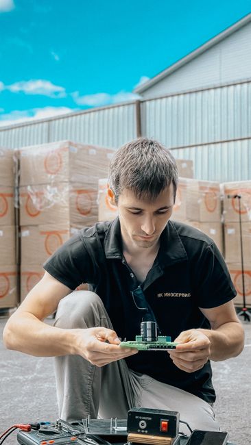 5 Xu hướng Hệ thống quản lý pin (BMS) tối ưu nhất 2026 3 Trụ sạc ô tô điện thông minh kết nối với hệ thống quản lý pin của xe
