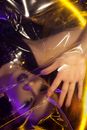 一个女人的艺术肖像与霓虹灯和塑料相结合，营造出超现实的效果