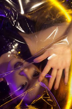 一个女人的艺术肖像与霓虹灯和塑料相结合，营造出超现实的效果