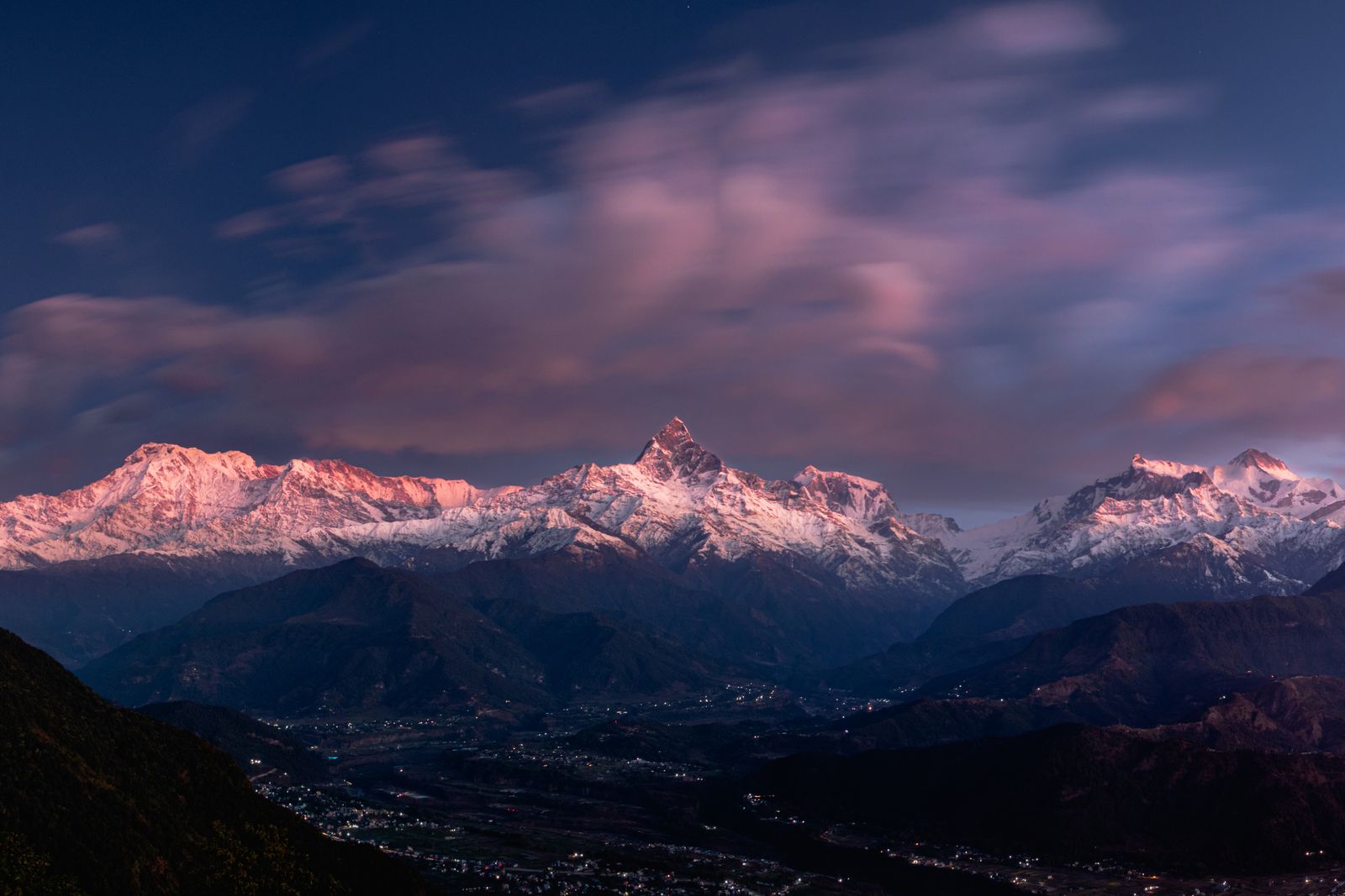 A cordilheira do Annapurna rosada pelo primeiro sol, vista de Pokhara
