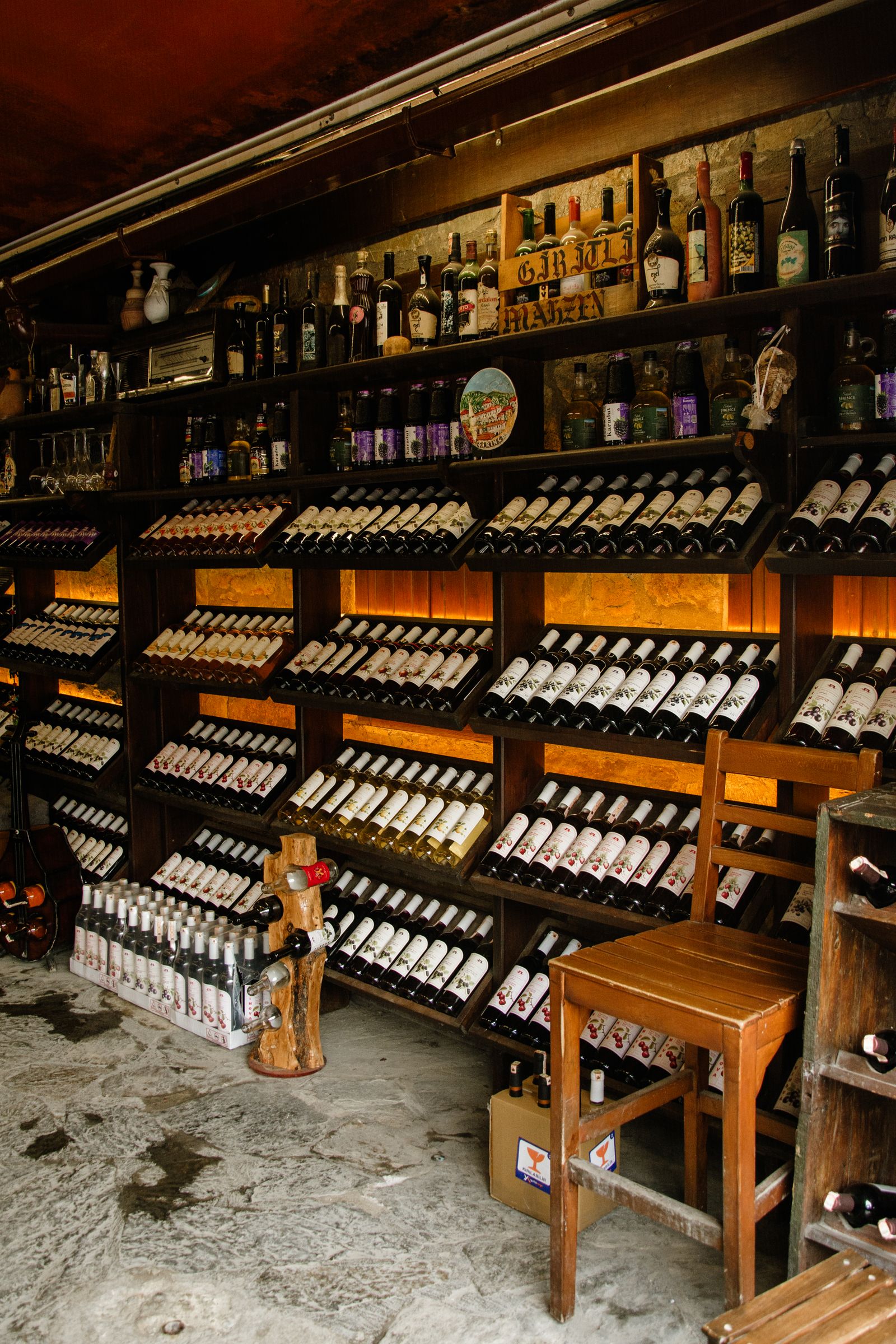 Cave chaleureuse aux rayonnages de bois remplis de bouteilles