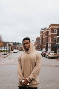 时尚的年轻人在弗吉尼亚州威廉斯堡休闲拍摄时摆姿势