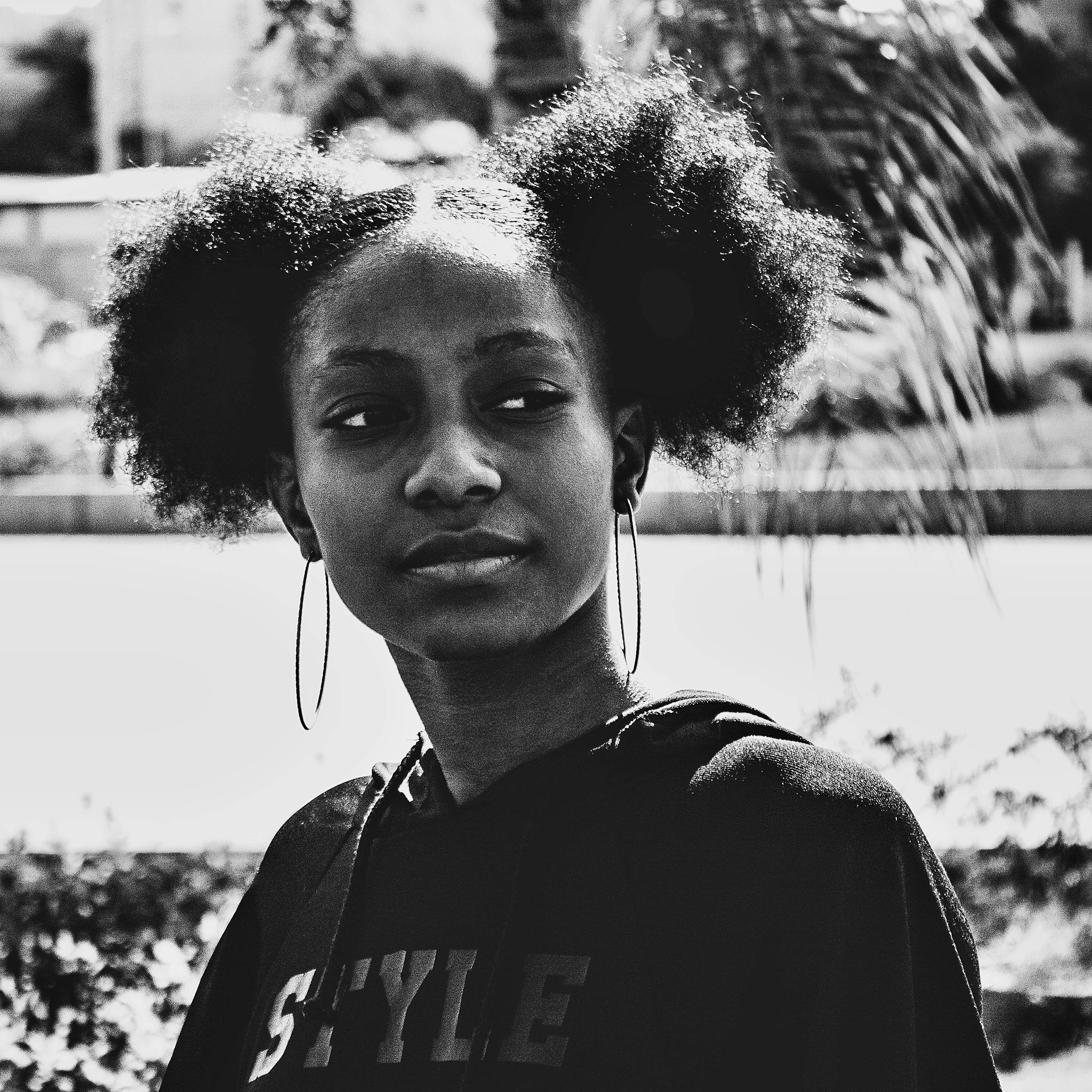 一张女人的黑白肖像画中，一位非洲人正望着户外的自然景色
