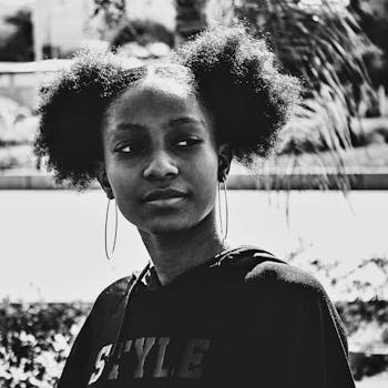 一张女人的黑白肖像画中，一位非洲人正望着户外的自然景色