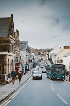 冬日多云，威尔士康威的一条街道熙熙攘攘，汽车、公共汽车和行人往来其间